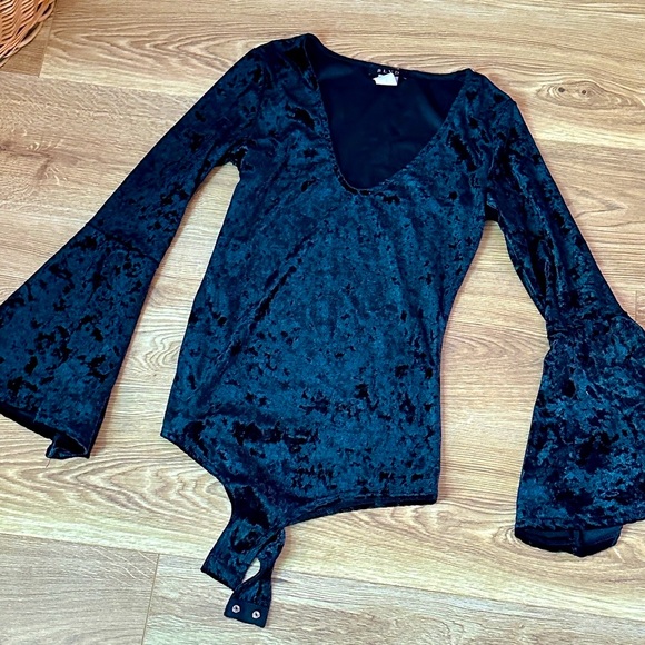 Vintage 1990s Blvd Crush Velvet Bodysuit w/Bell Sleeves - Size M - Picture 2 of 4